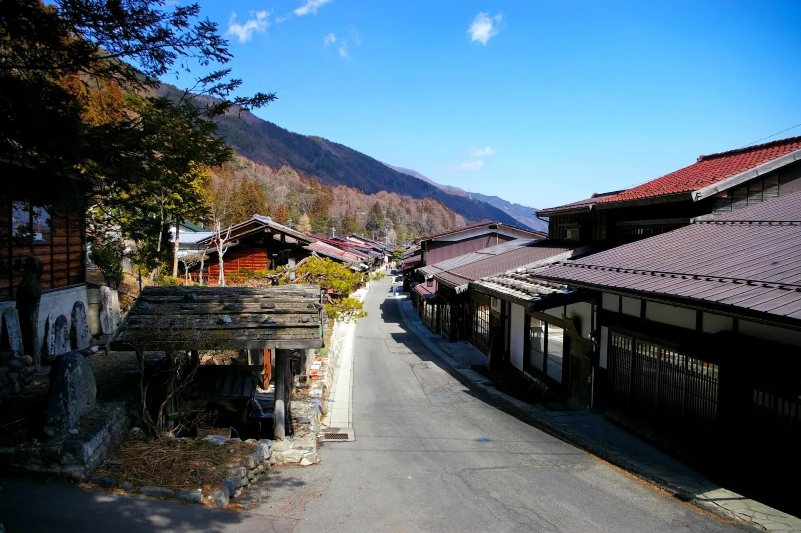 Mountain and valley scenery on the road to Narai-juku